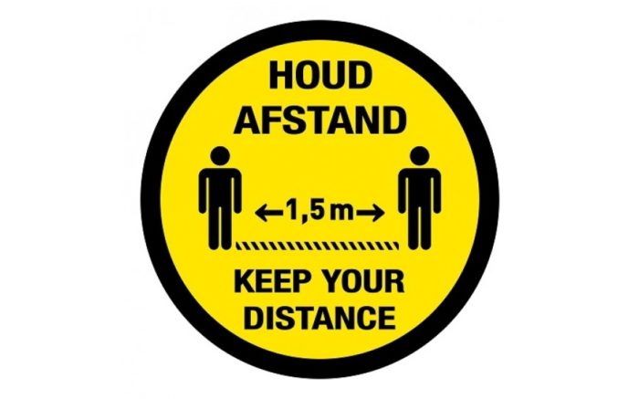 Houd afstand / keep your distance vloersticker internationaal twee talen