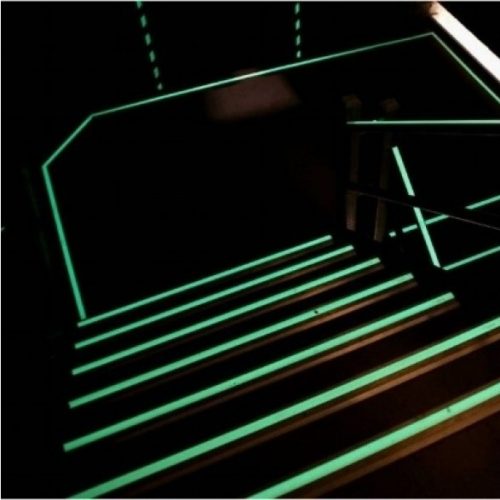 Fotoluminescerende-nooddeur-verlichting-vloermarkering-contourmarkering-glow-in-the-dark-vluchtwegaanduidingen-nalichtende-pictogrammen
