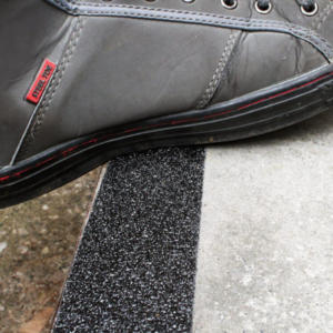 H3402NUC-Extra-Coarse-Safety-Grip-Black-on-Step-Heskins-Vluchtwegaanduidingen