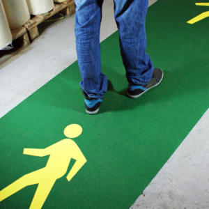 H3416-Anti-Slip-Walkway-in-Warehouse-Standing-heskins-vluchtwegaanduidigen