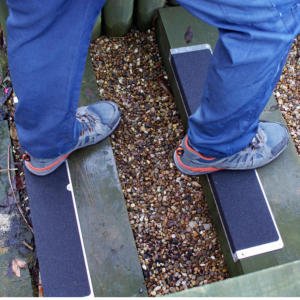 H3409-Bolt-Down-Anti-Slip-Plates-on-Deck- heskins- vluchtwegaanduidingen - nooduitgang - vluchtwegaanduidingen